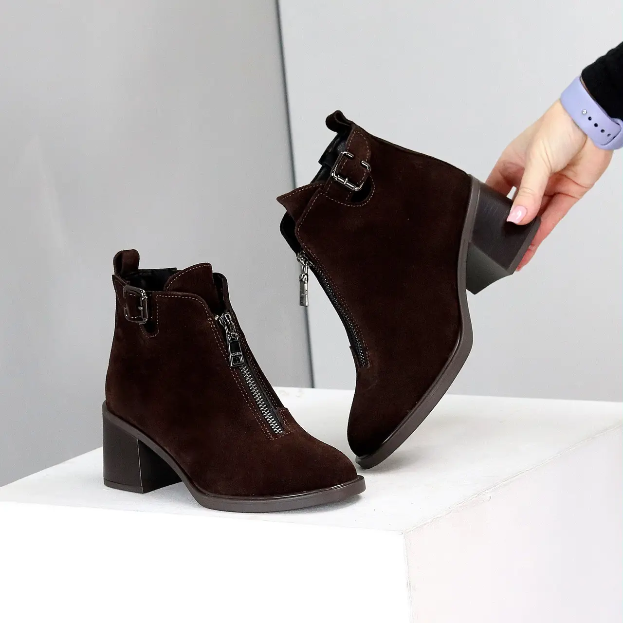 Яскраві сині кросівки